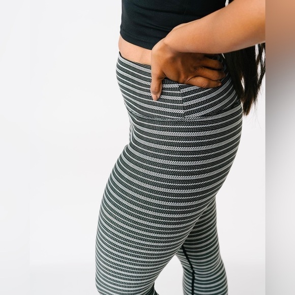 ZYIA Active Black Aztec Adrenaline 7/8 Leggings, Size 4 - Picture 2 of 8